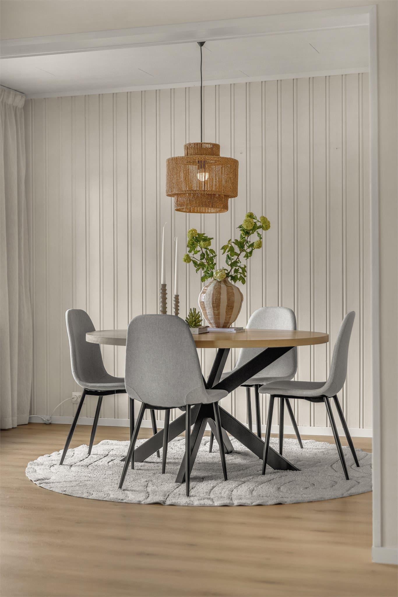 Koselig spisestue med god plass for flere gjester