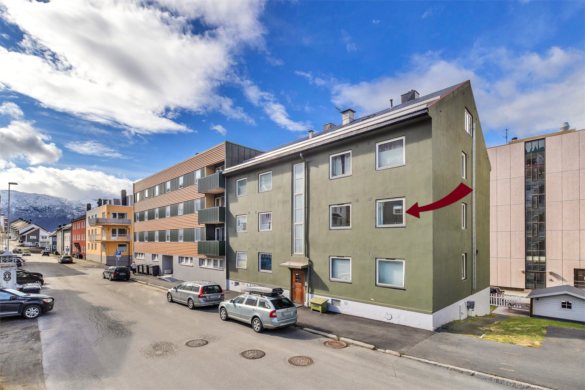 Adkomst til blokken fra Dronningens gate og i bakgård