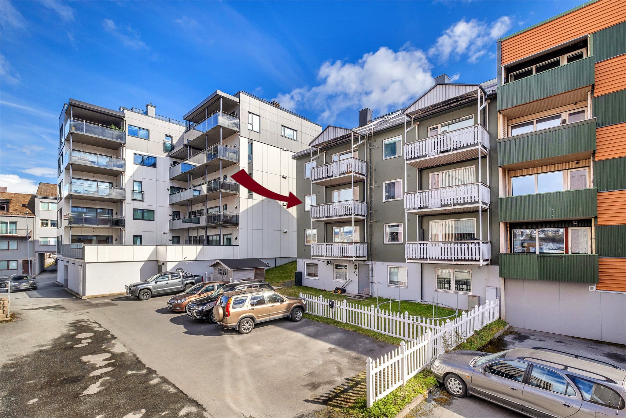 Leiligheten ligger i 2. etasje med vestvent balkong, parkering i bakgård på sameiets eiendom