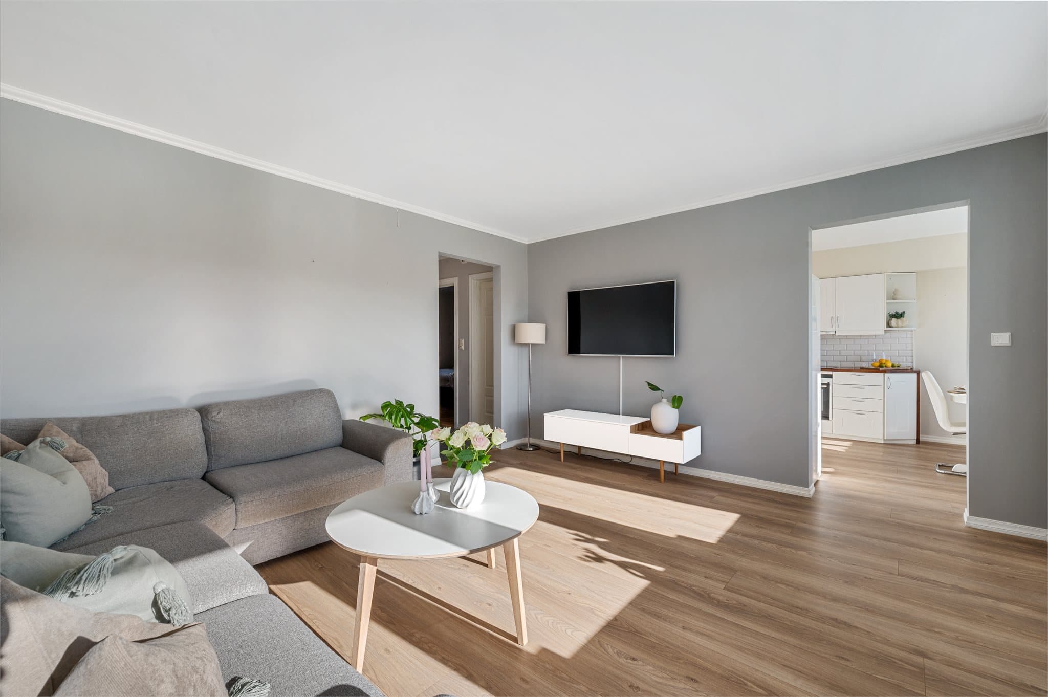 - Delvis åpen løsning mellom stue og kjøkken sørger for en åpen og sosial sone -