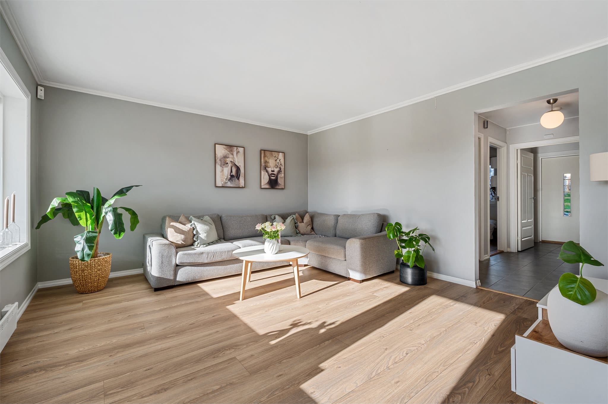 - Stuen har en praktisk planløsning som gir rom for flere møbleringsplaner -