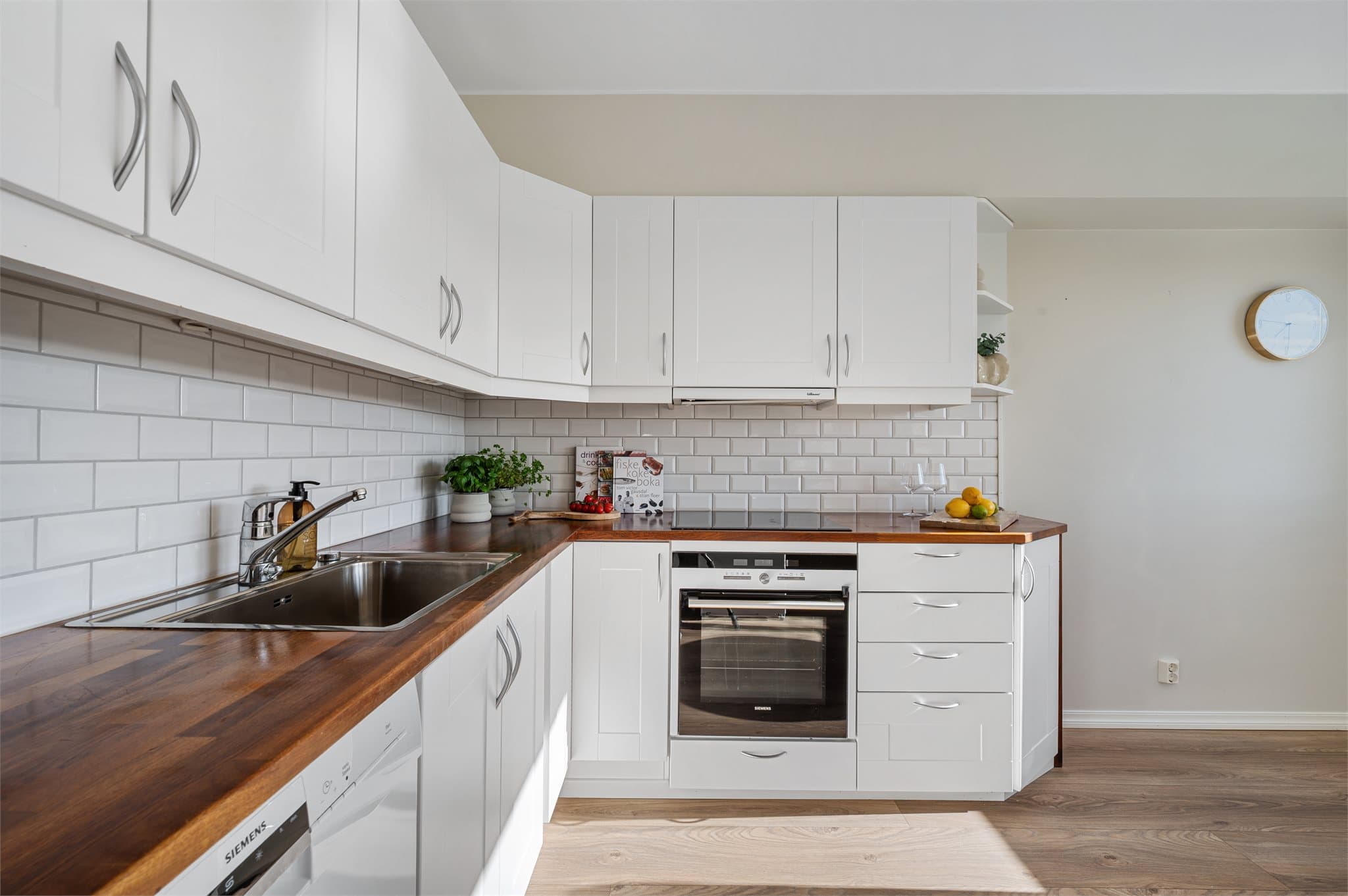 - Kjøkkenet måler 12,9 m² -