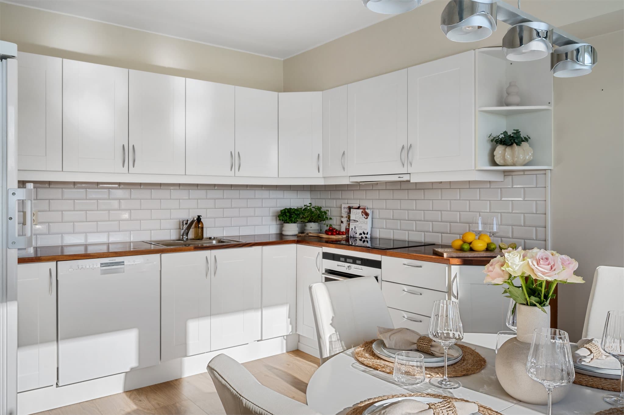 - Klassisk kjøkkeninnredning med profilerte fronter og benkeplate av laminat -