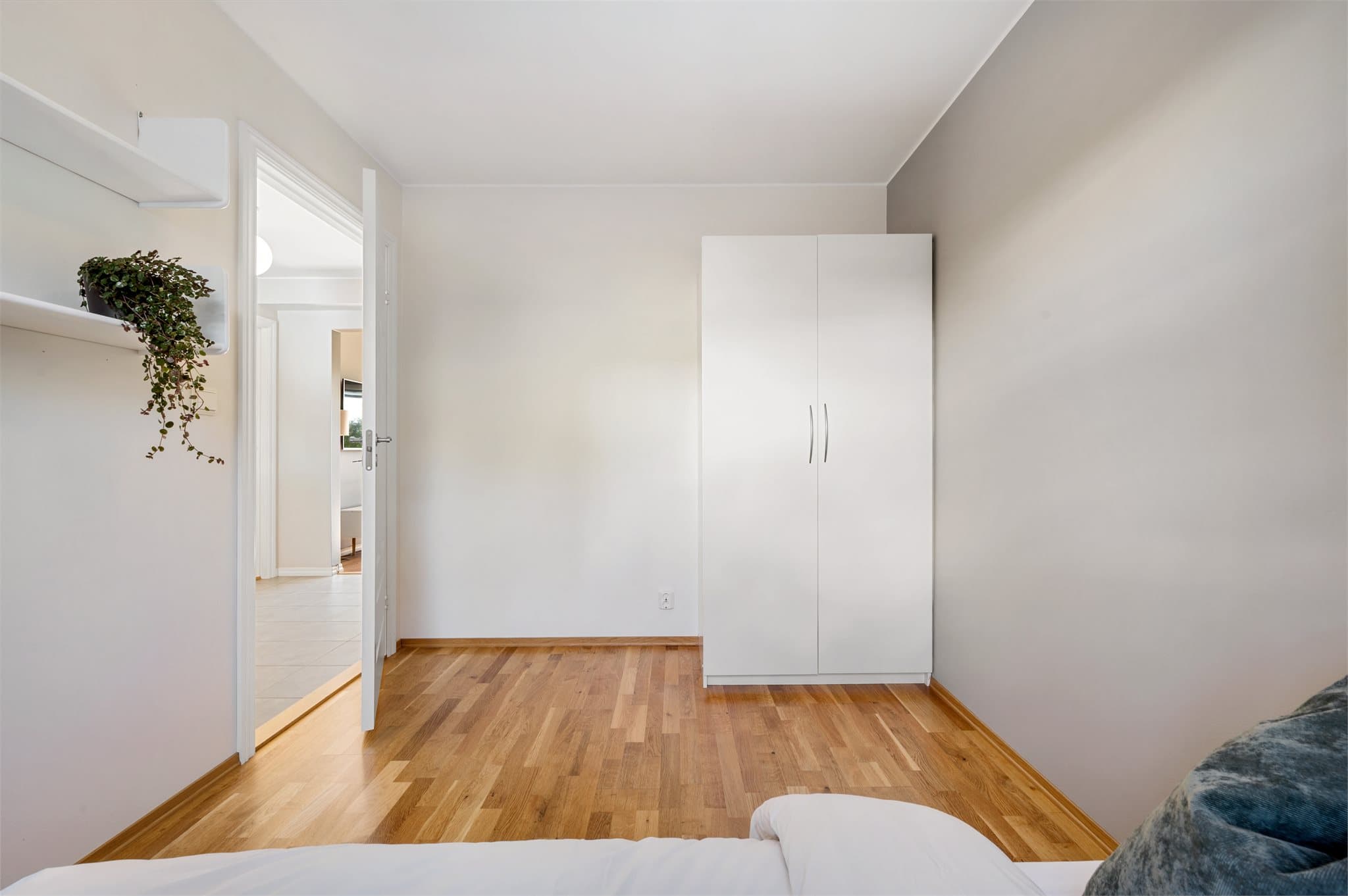 - God plass til seng og øvrig ønsket møblement -