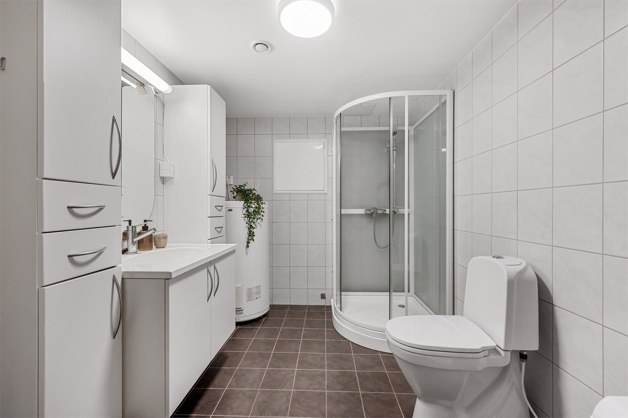 - Klassisk, helfliset bad med behagelig varme i gulv og downlights i tak -