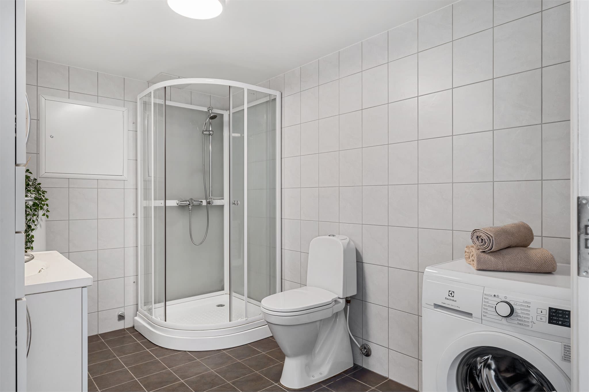 - Gode oppbevaringsmuligheter i baderomsmøbel og vegghengt skap -