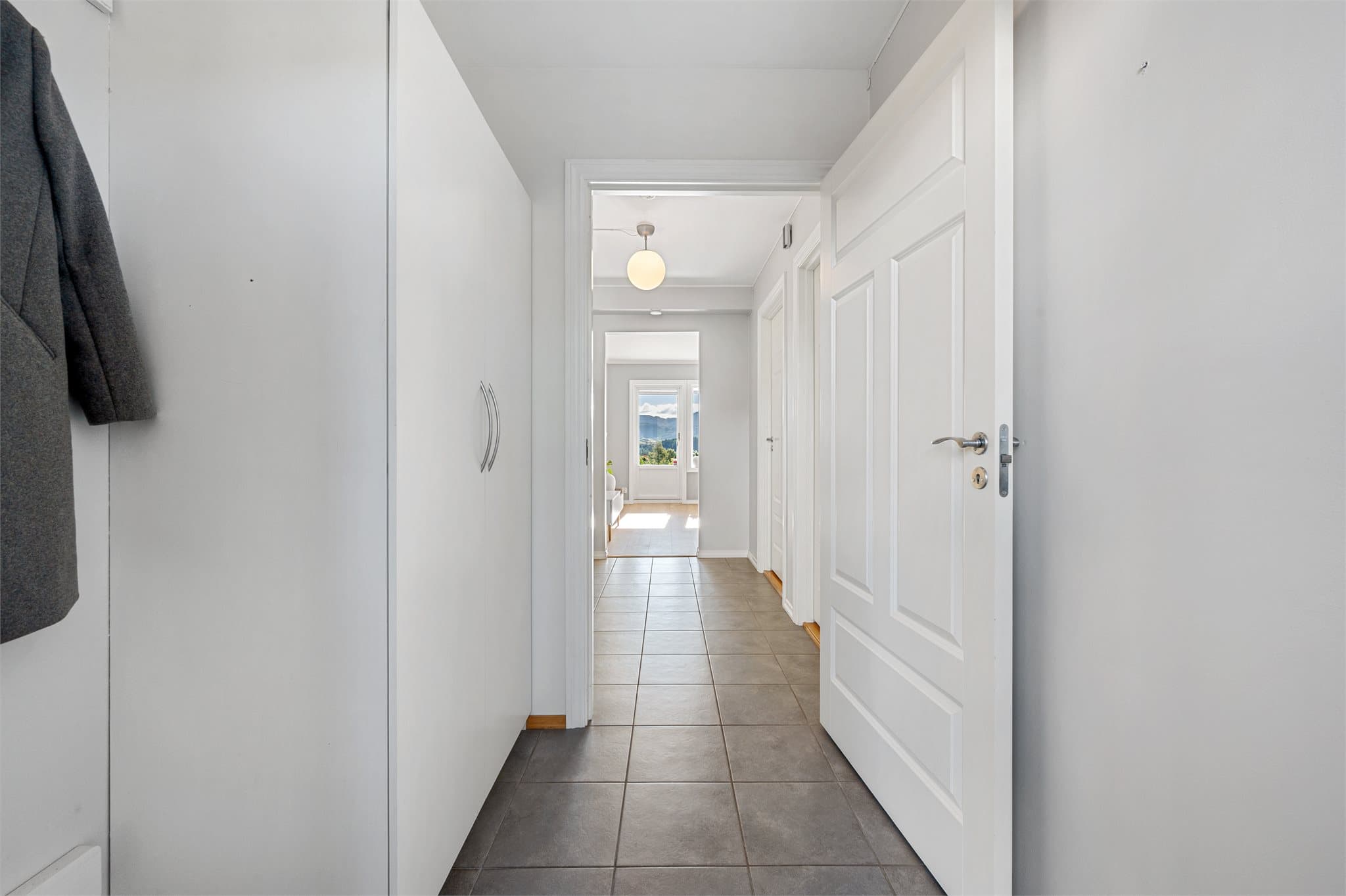 - Entréen måler 3,3m² og har god plass til oppbevaring av sko og tøy -