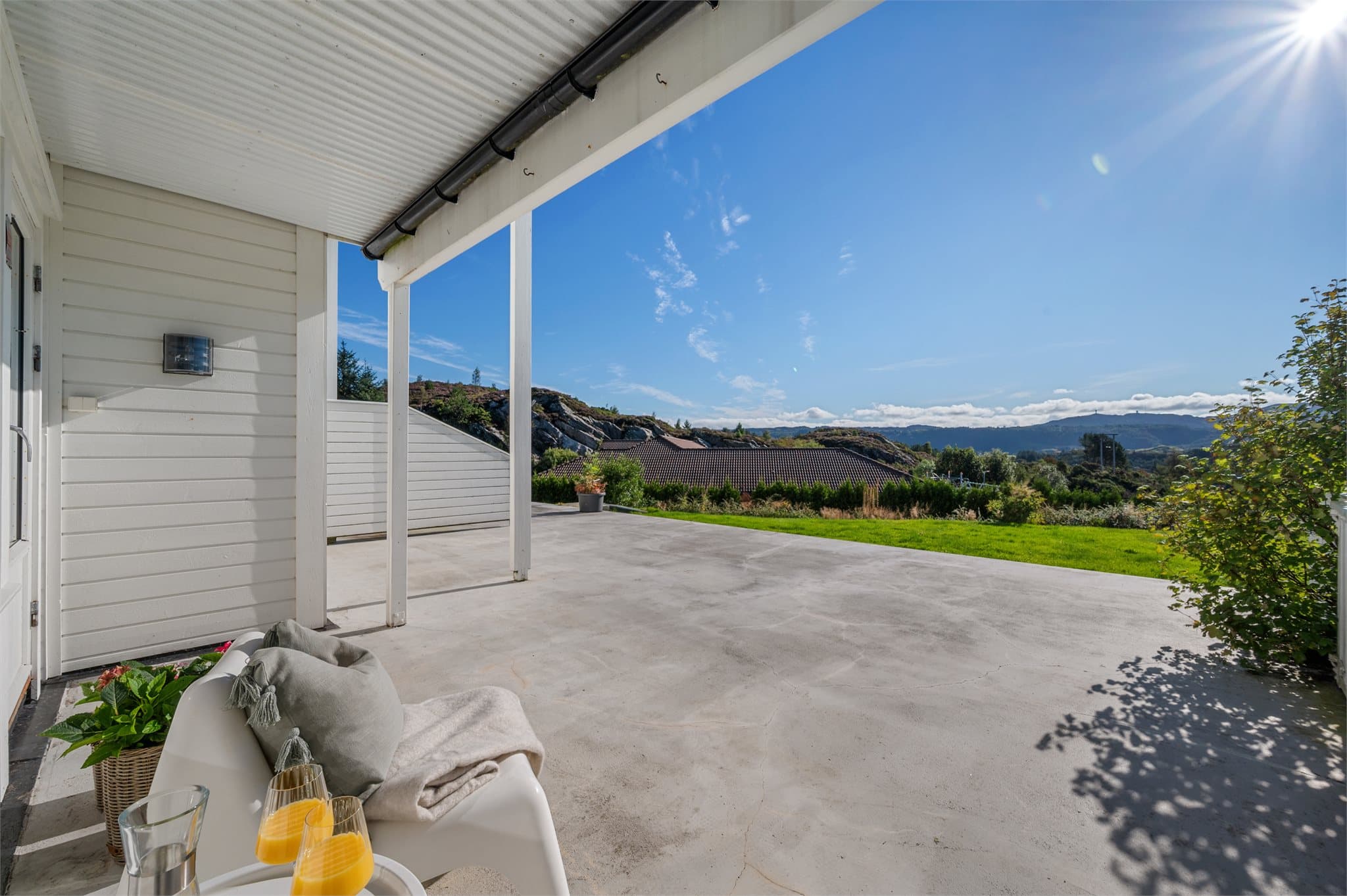 - Her disponerer man hele betongplattingen foran leiligheten (nedfelt i vedtektene) -