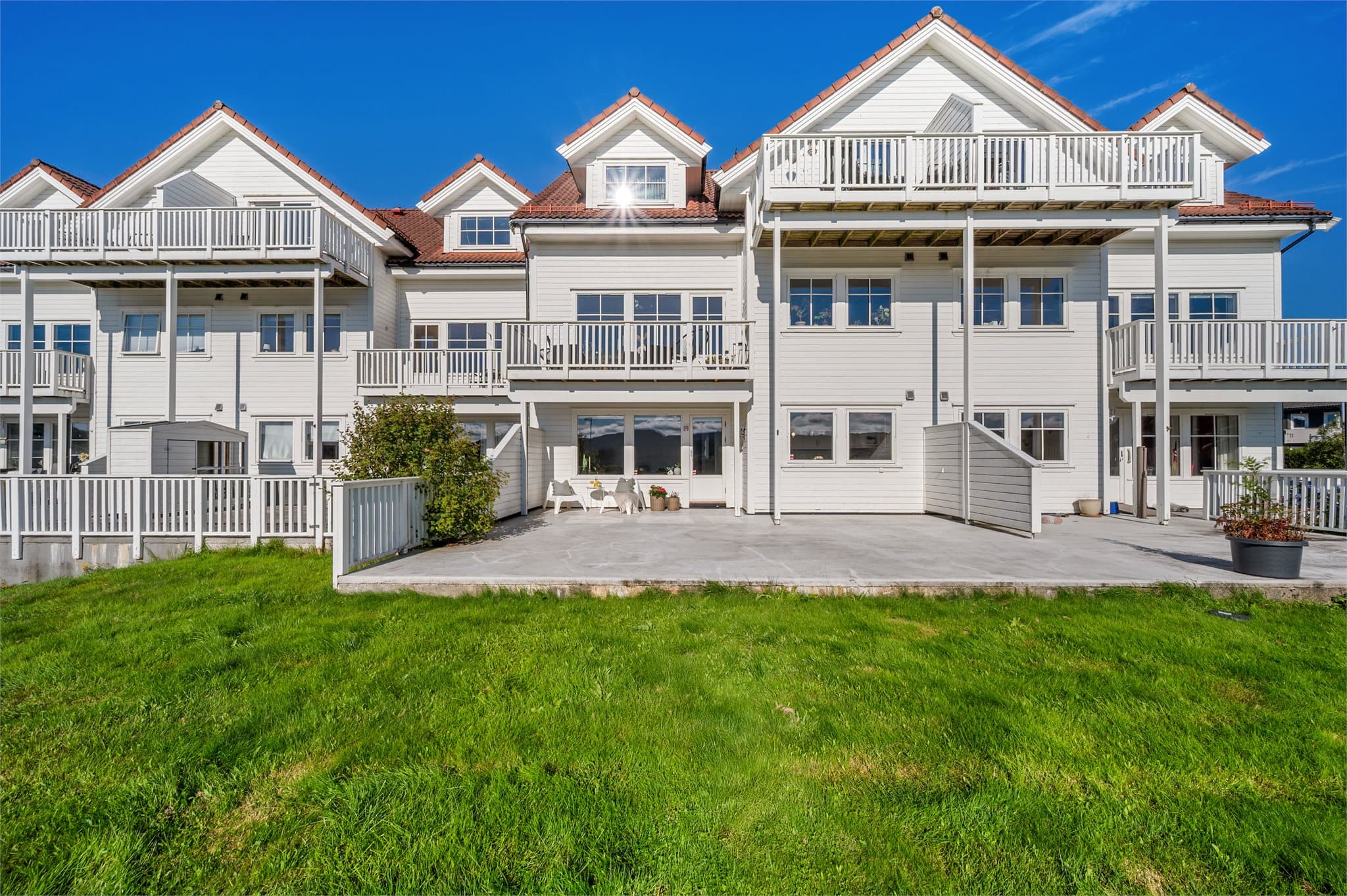 - Bo i naturskjønne, rolige omgivelser samtidig som du bare er en kort kjøretur unna Sotra Kystby -