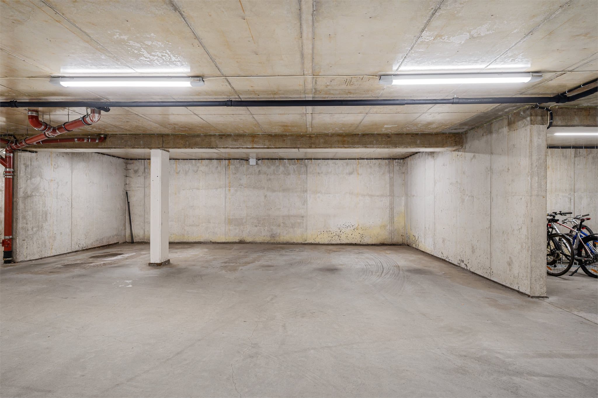 - Leiligheten har en medfølgende parkeringsplass i lukket garasjeanlegg. Klargjort for lademuligheter -