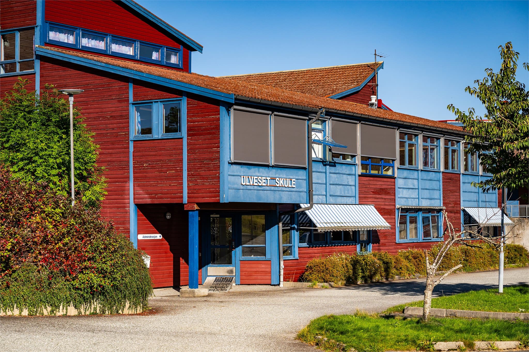 - Ulveset skole ligger bare en kort kjøretur unna -