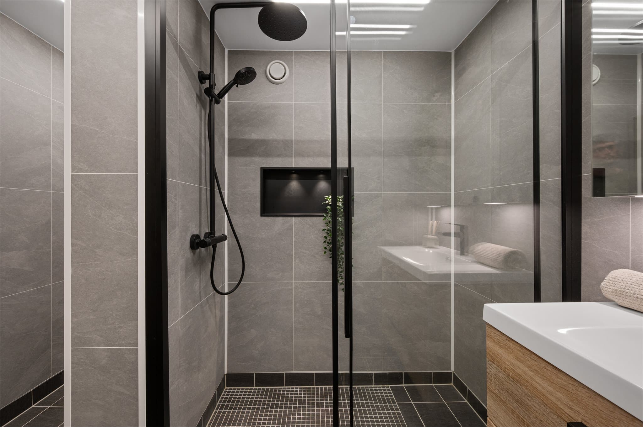 - Innredet med vegghengt toalett, heldekkende servant, dusjvegg, skapinnredning og fordelerskap til "rør i rør" vannforsyning -