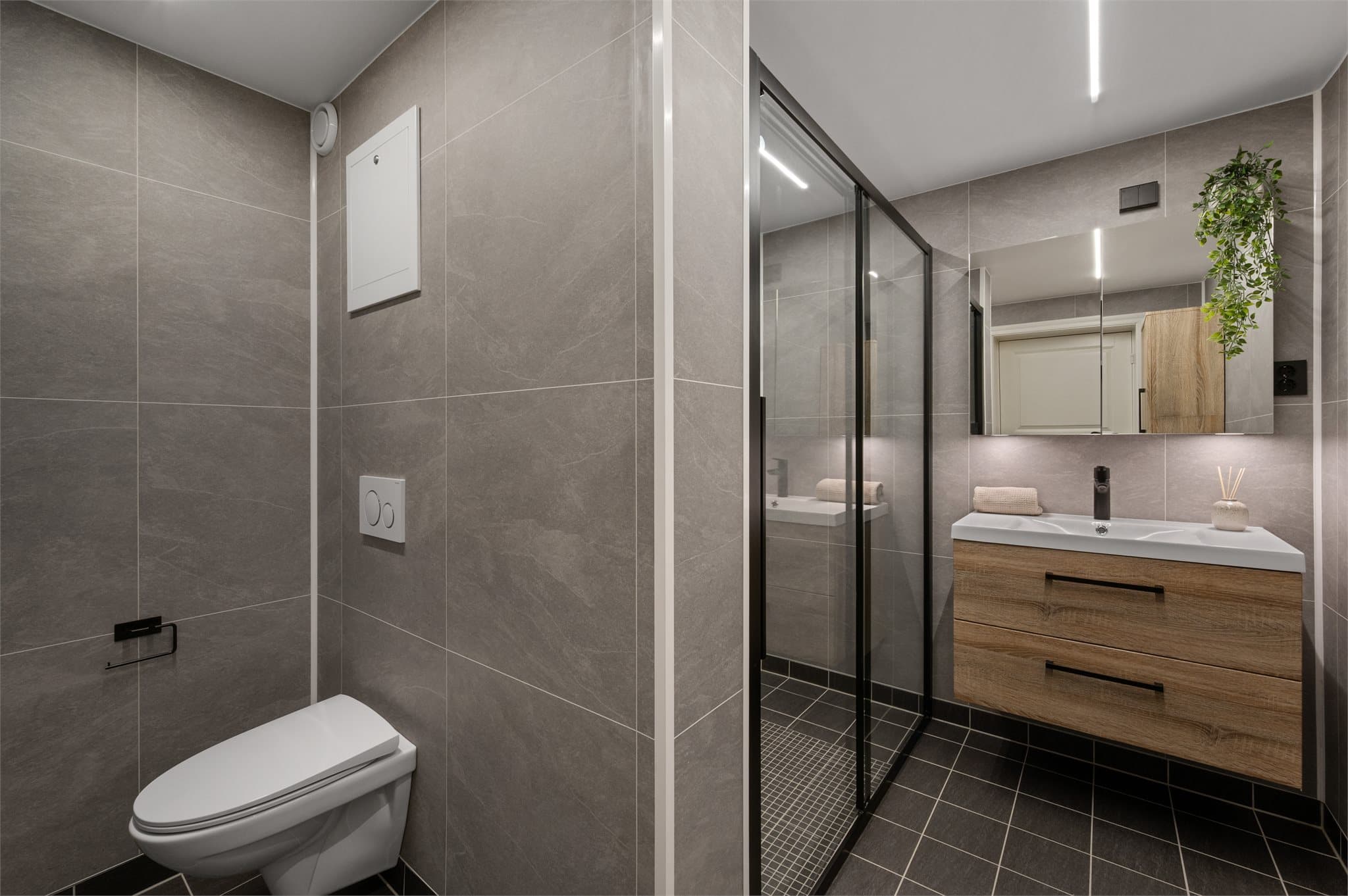 - Lekkert bad med fliser på gulv og baderomsplater på vegg -