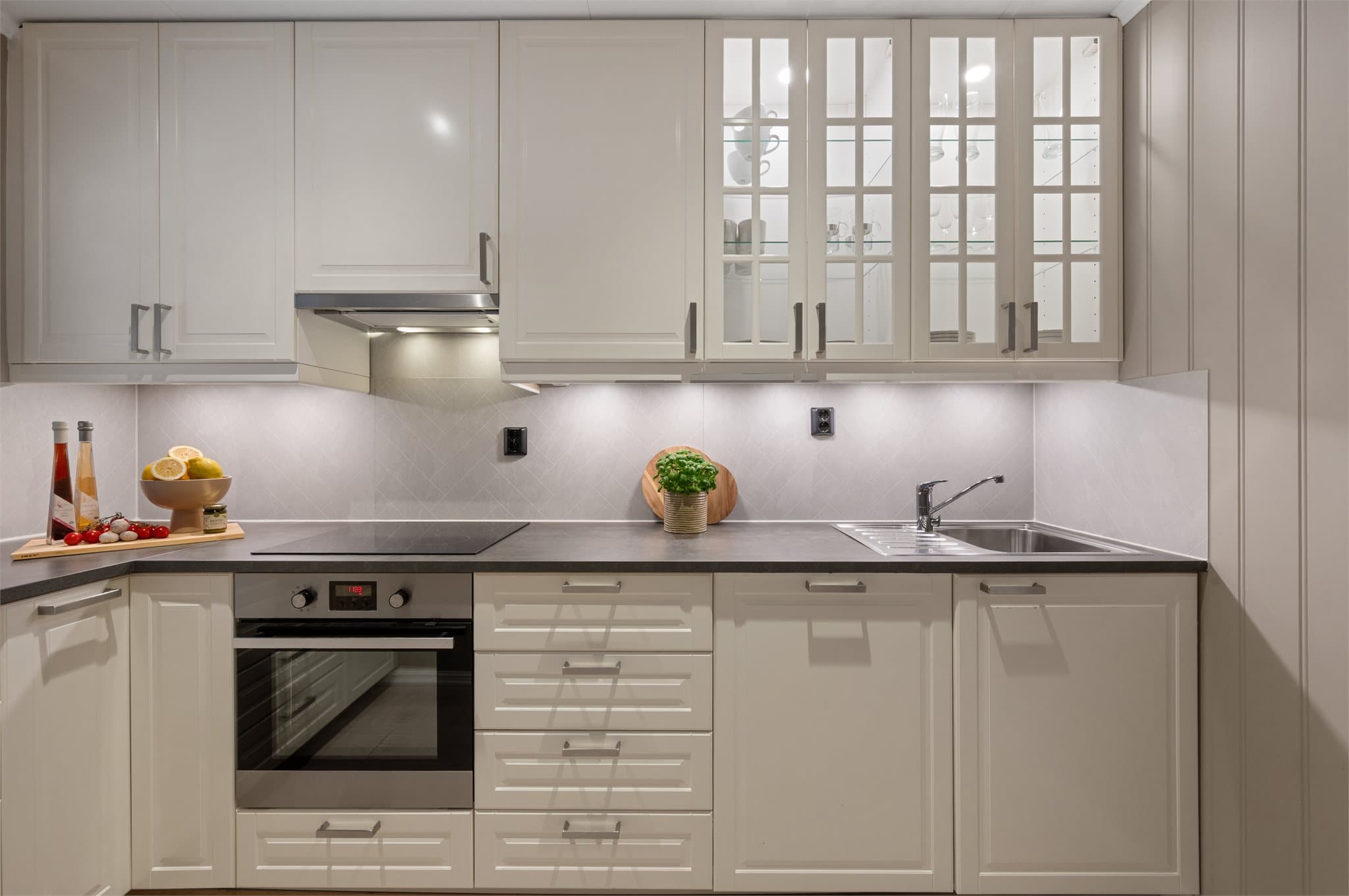 - Integrert keramisk platetopp, stekeovn og oppvaskmaskin til glede for ny eier -