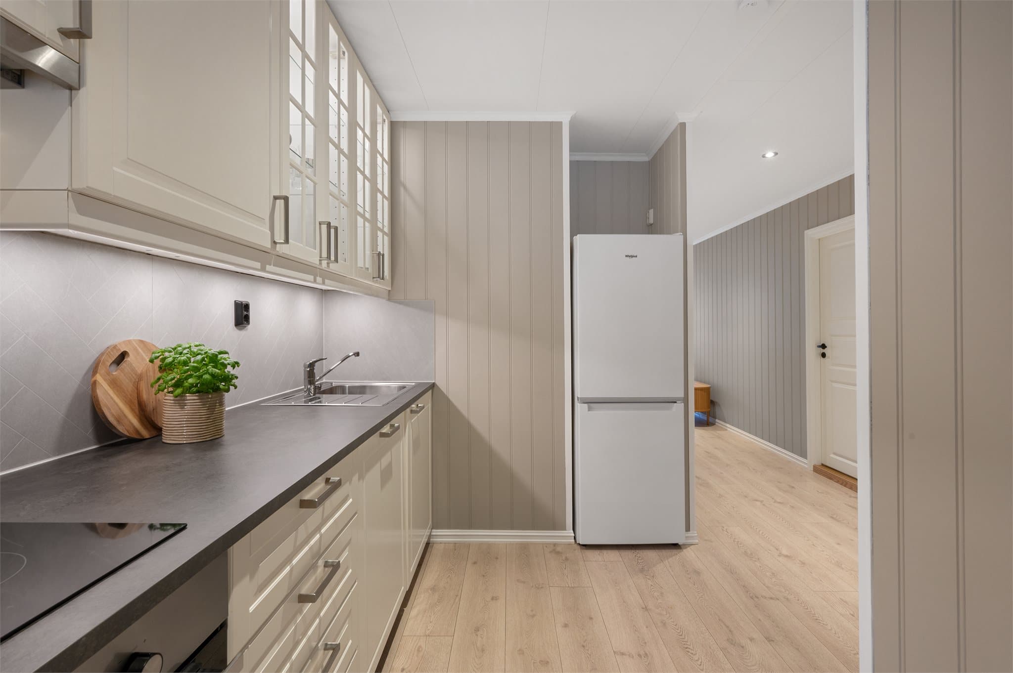 - Gjennomgående lik laminat på gulv bidrar til et flott helhetsinntrykk og en rød tråd gjennom boligen -