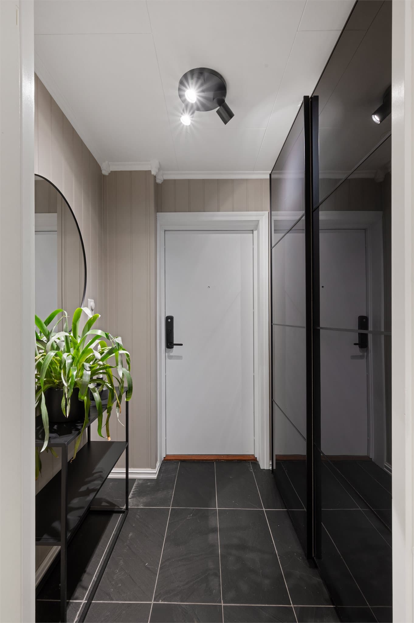 - Du blir ønsket velkommen hjem til en innbydende entré på 2,9m² med romslig garderobeløsning -