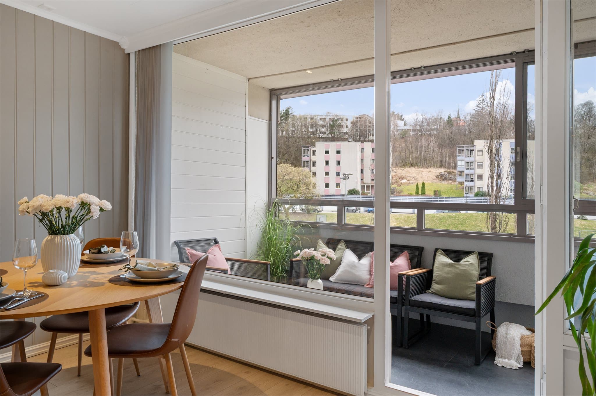 - Fra stuen er det direkte adkomst til en flott, vestvendt innglasset altan -