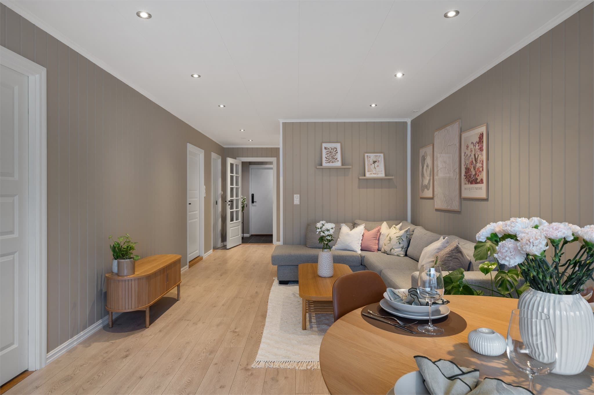 - Stuens utforming har plass til både sofagruppe og spisebord i hver sin naturlige sone -