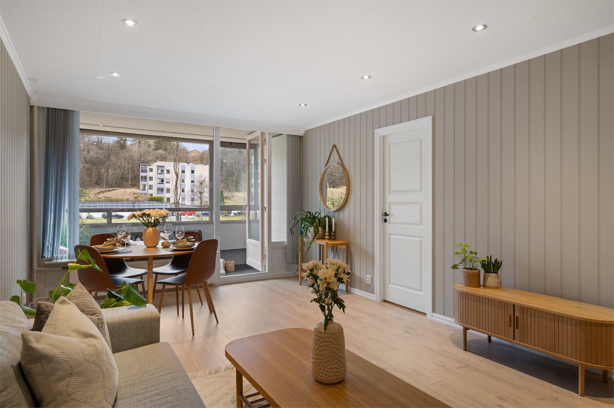 - Leiligheten har et BRA-i på 74m² og inneholder stue, kjøkken/gang, 2 soverom, bad, vaskerom/bod og entré -