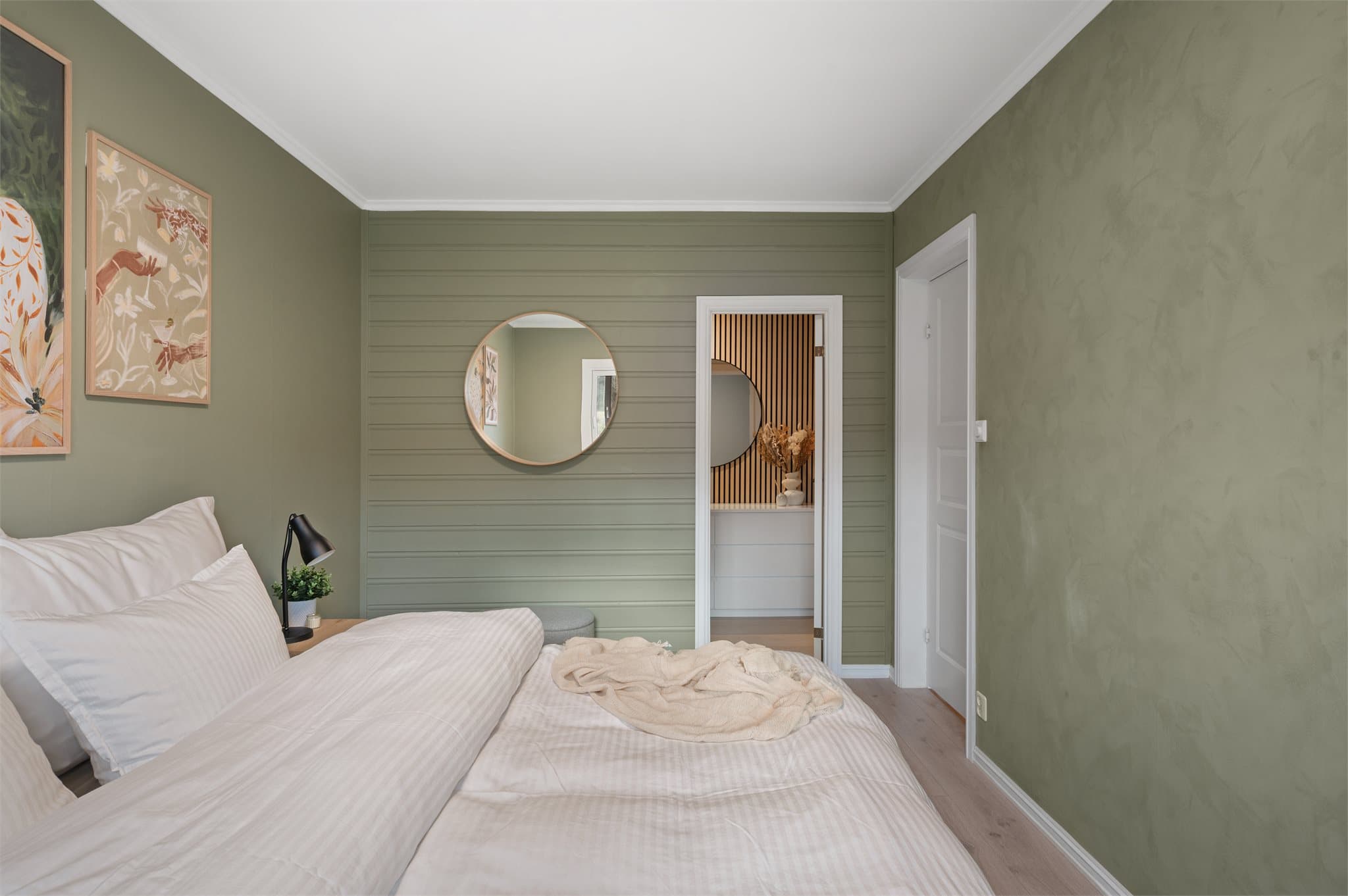 - Malt i en lun farge på vegger som innbyr til en god natts søvn -