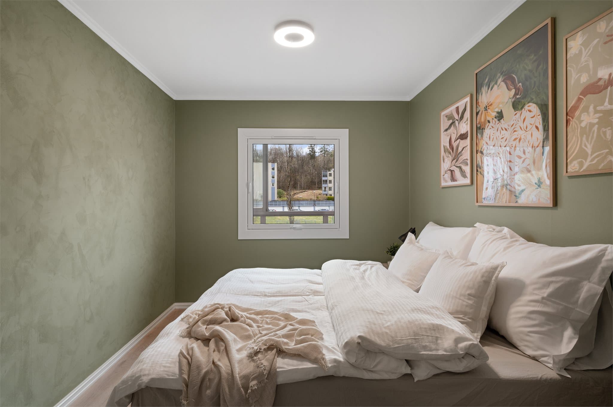 - Her er det godt med plass til dobbeltseng i ønsket størrelse og tilhørende møblement -