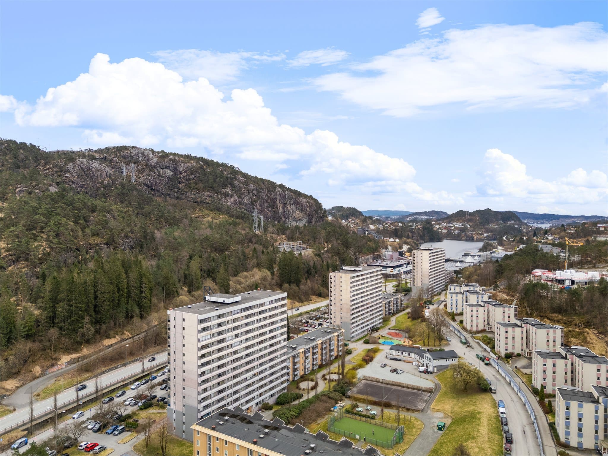 - Det er flere barnehager og skoler innen gangavstand fra boligen -