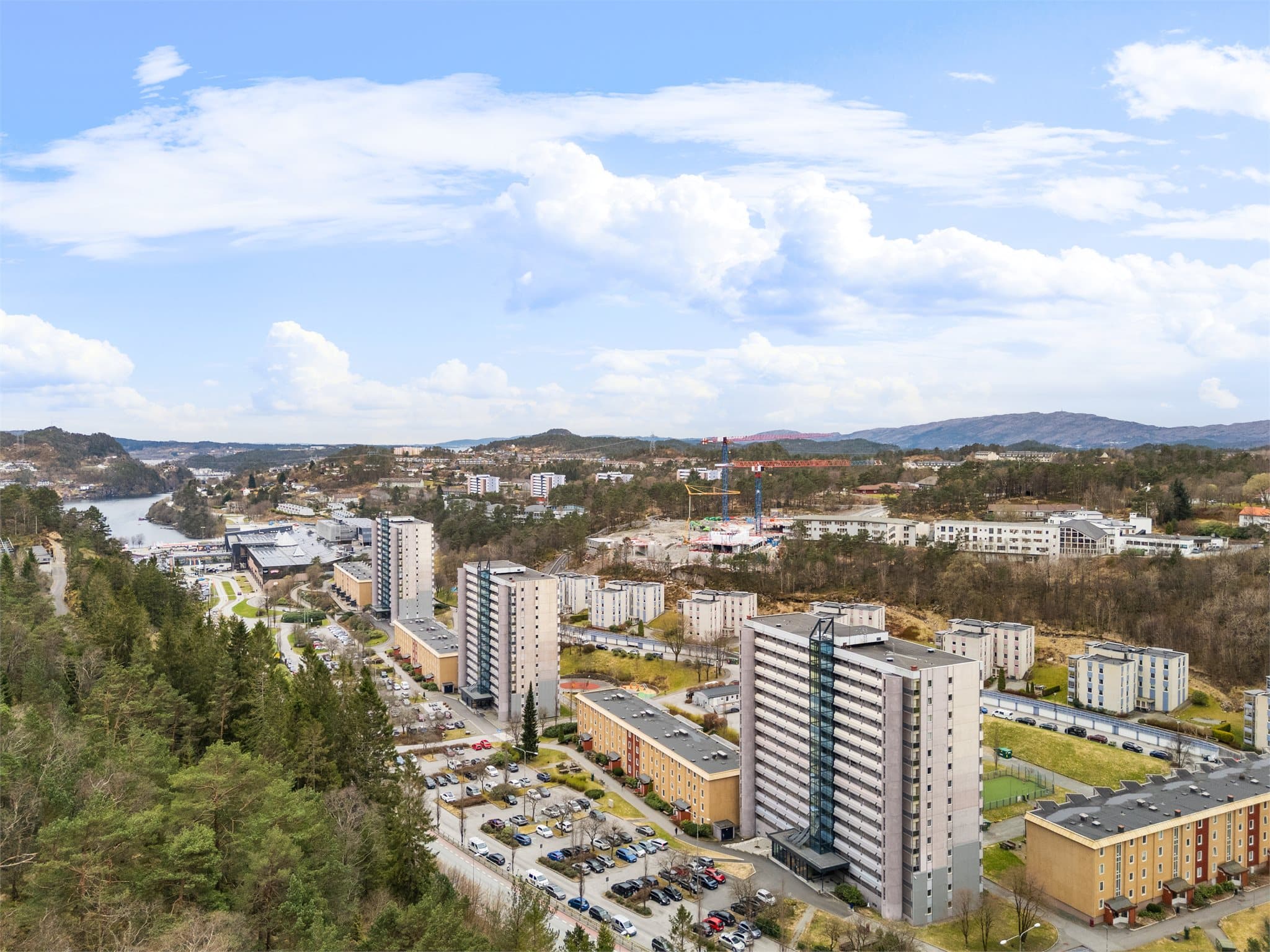 - Området byr på flotte tur- og rekreasjonsmuligheter som Storavatnet, Kanadaskogen og Lyderhorn -