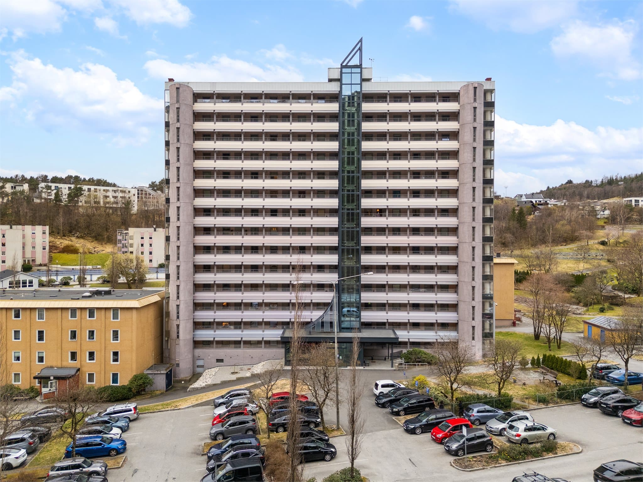 - Kun 7 min gange til Vestkanten storsenter med et bredt handle- og servicetilbud -