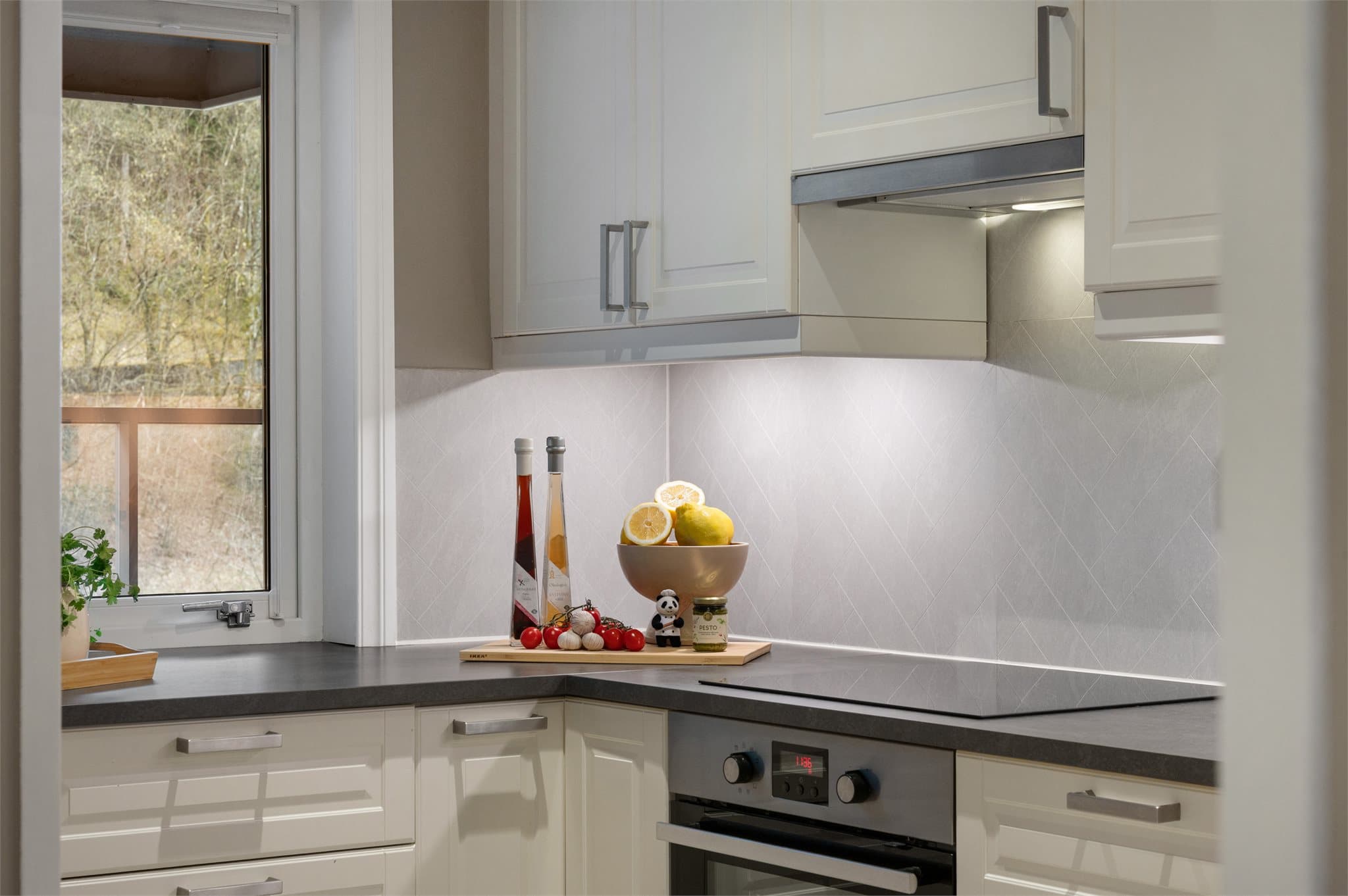 - Innredet med profilerte fronter og benkeplate i laminat med nedfelt vask -