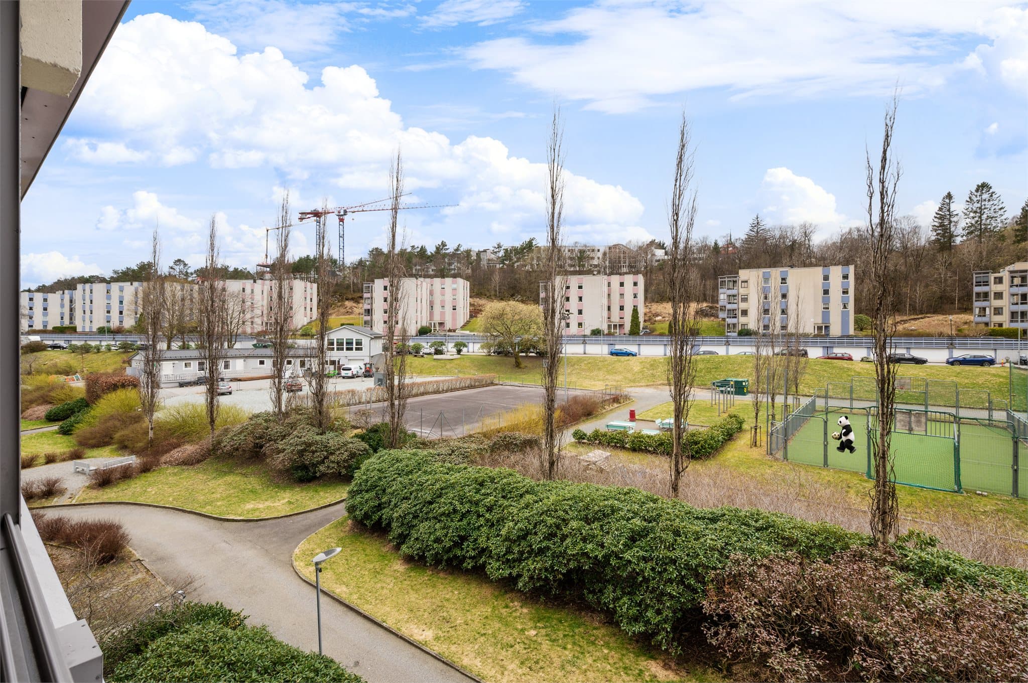 - Ved innglasset altan er bruksmulighetene betraktelig større, og altanen kan nytes uansett vær og vind -