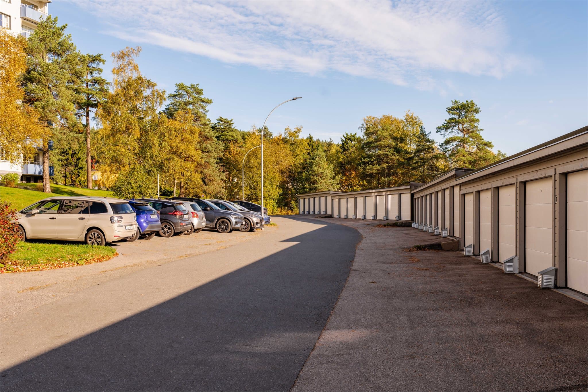 Oppmerkede parkeringsplasser med mulighet for leie og elbillading.