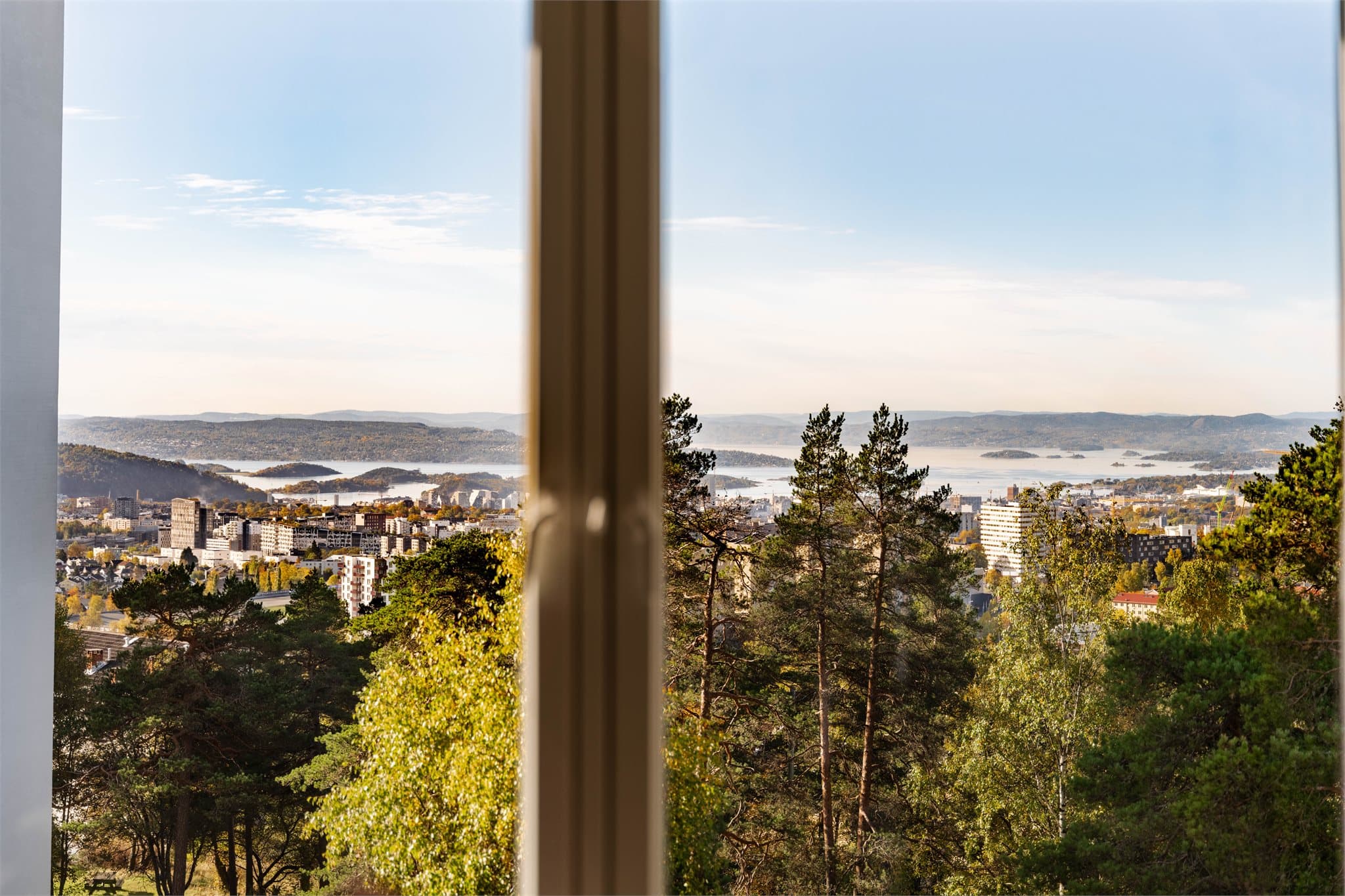 Utsyn mot Oslofjorden og byen gjennom stuevinduet.