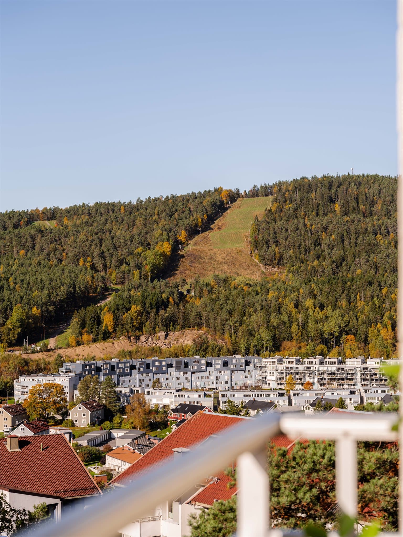 Utsikt mot Grefsenkollen alpinanlegg og åsene i bakgrunnen.