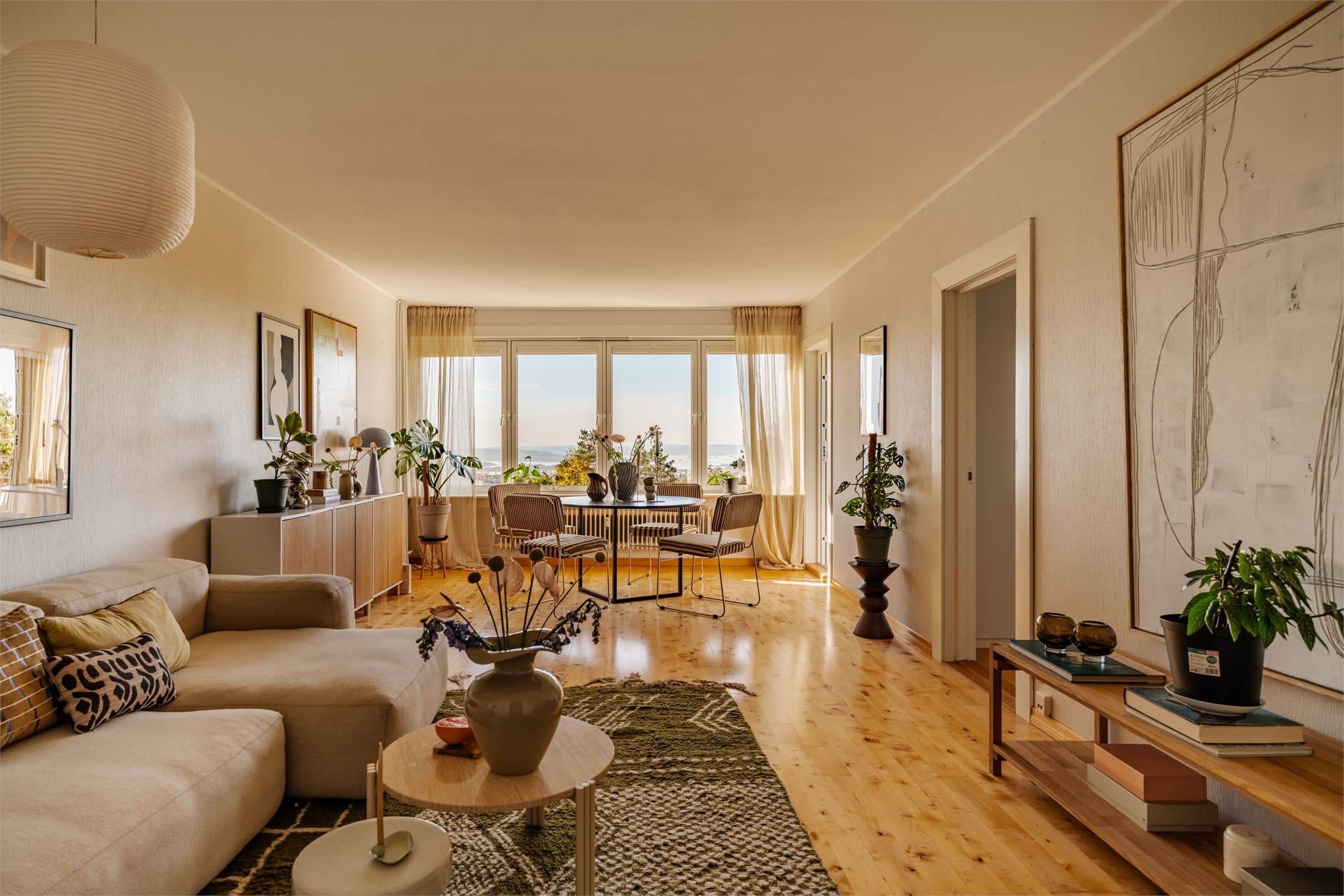 Oppholdsrommet varmes opp med radiator tilknyttet felles vannbårent varmeanlegg.