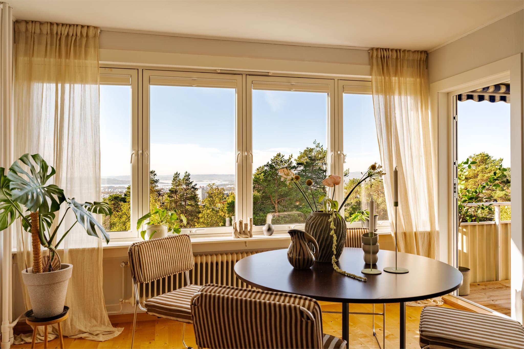 Fra spiseplassen er det direkte utgang til balkongen.