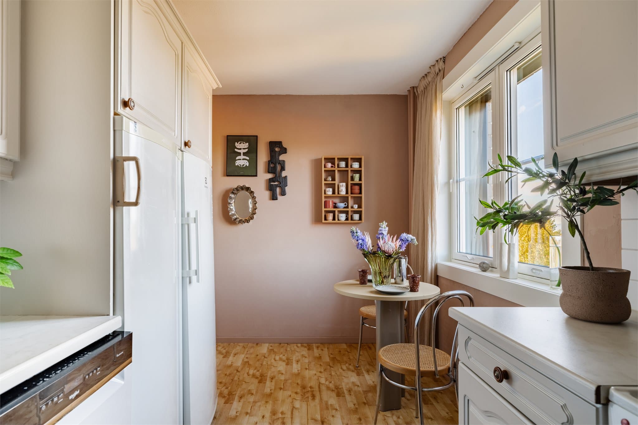 Kjøkkenet har god benkeplass og egen radiator tilknyttet varmeanlegget.