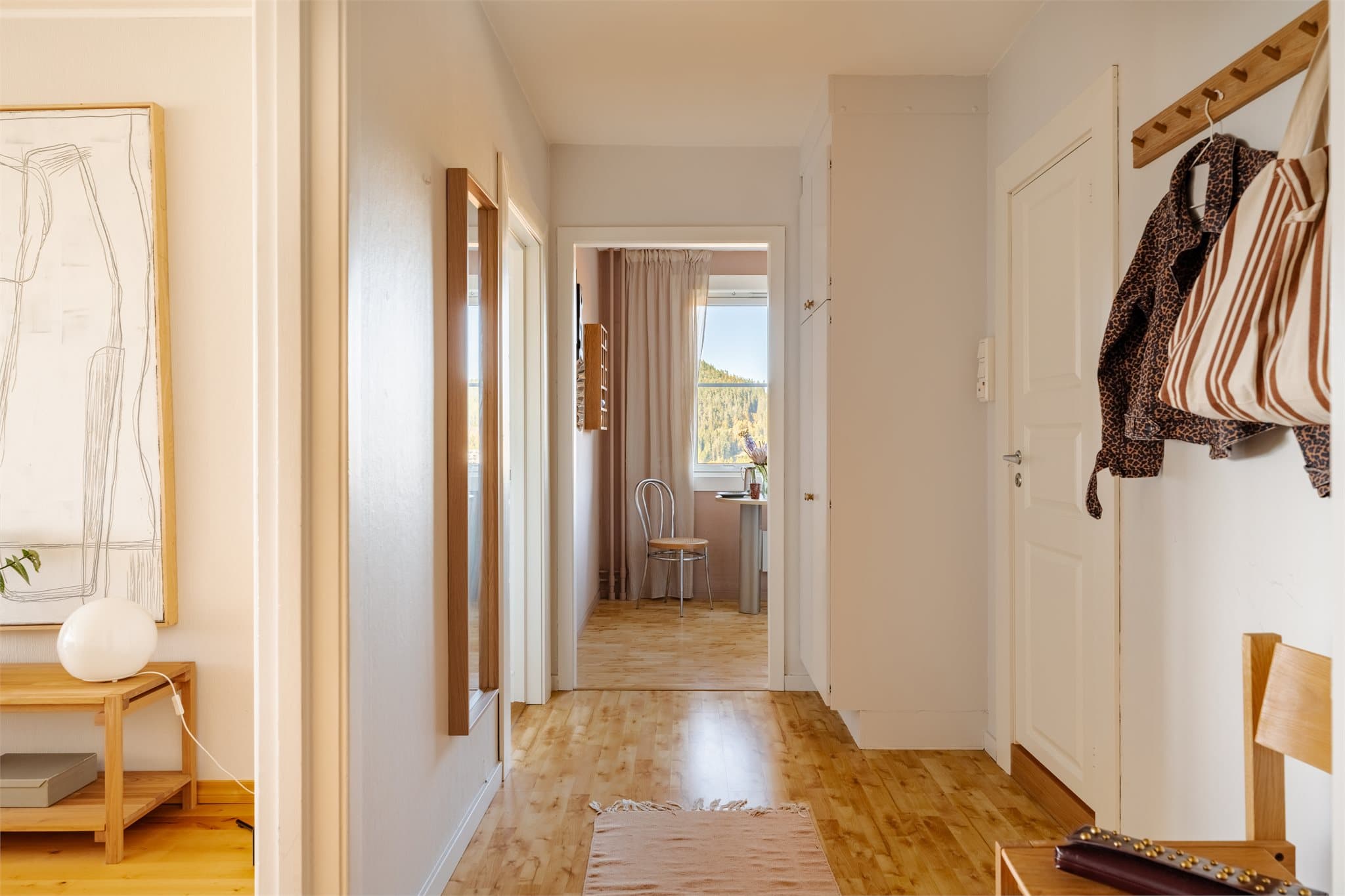 Entréen fungerer som et naturlig bindeledd og leder inn mot kjøkkenet.