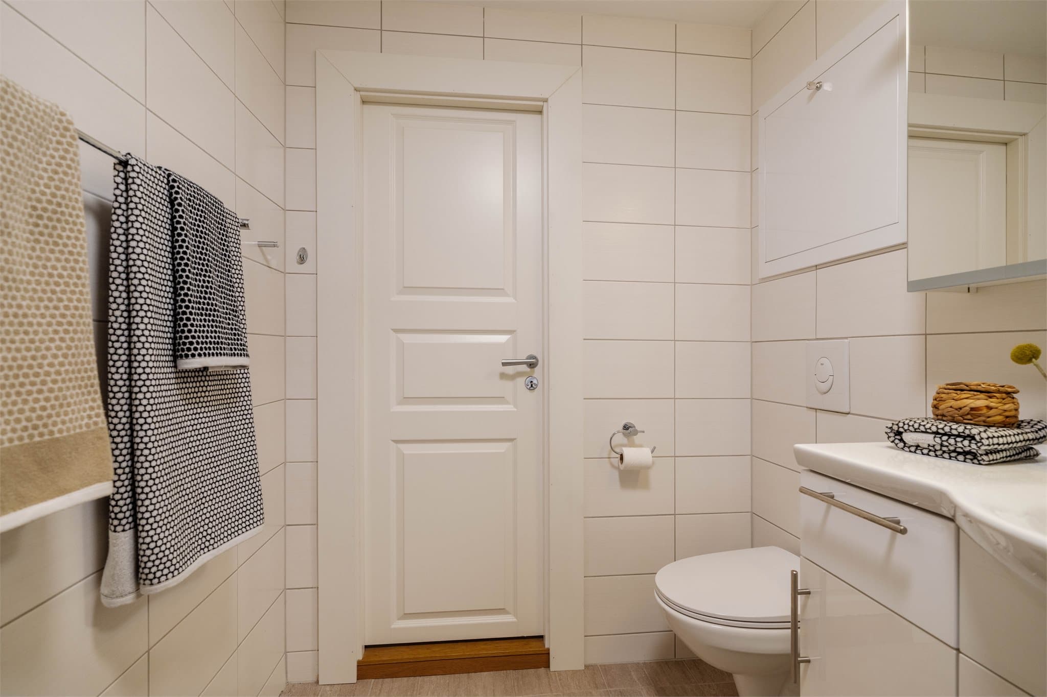 Badet er utstyrt med vegghengt toalett og elektrisk gulvvarme.