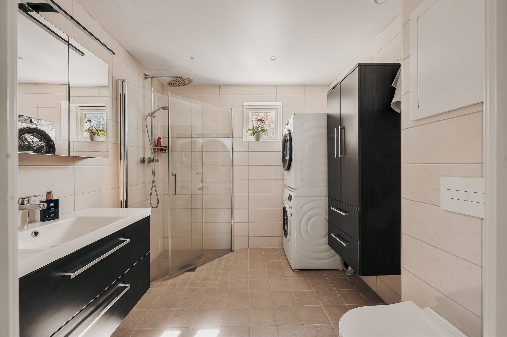 Flislagt bad med gulvvarme. Badet med modernisert i 2024 i regi av borettslaget.