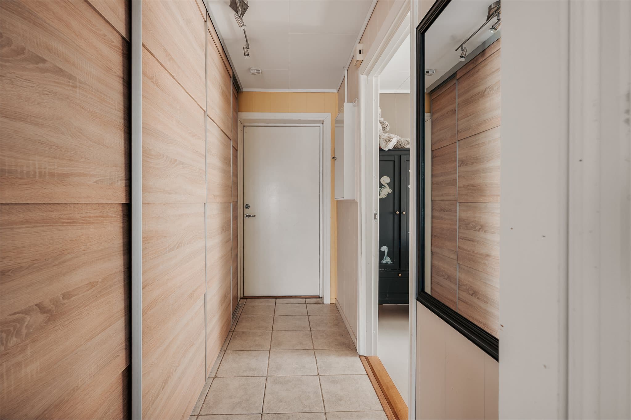 Entré med stor skyvedørsgarderobe.