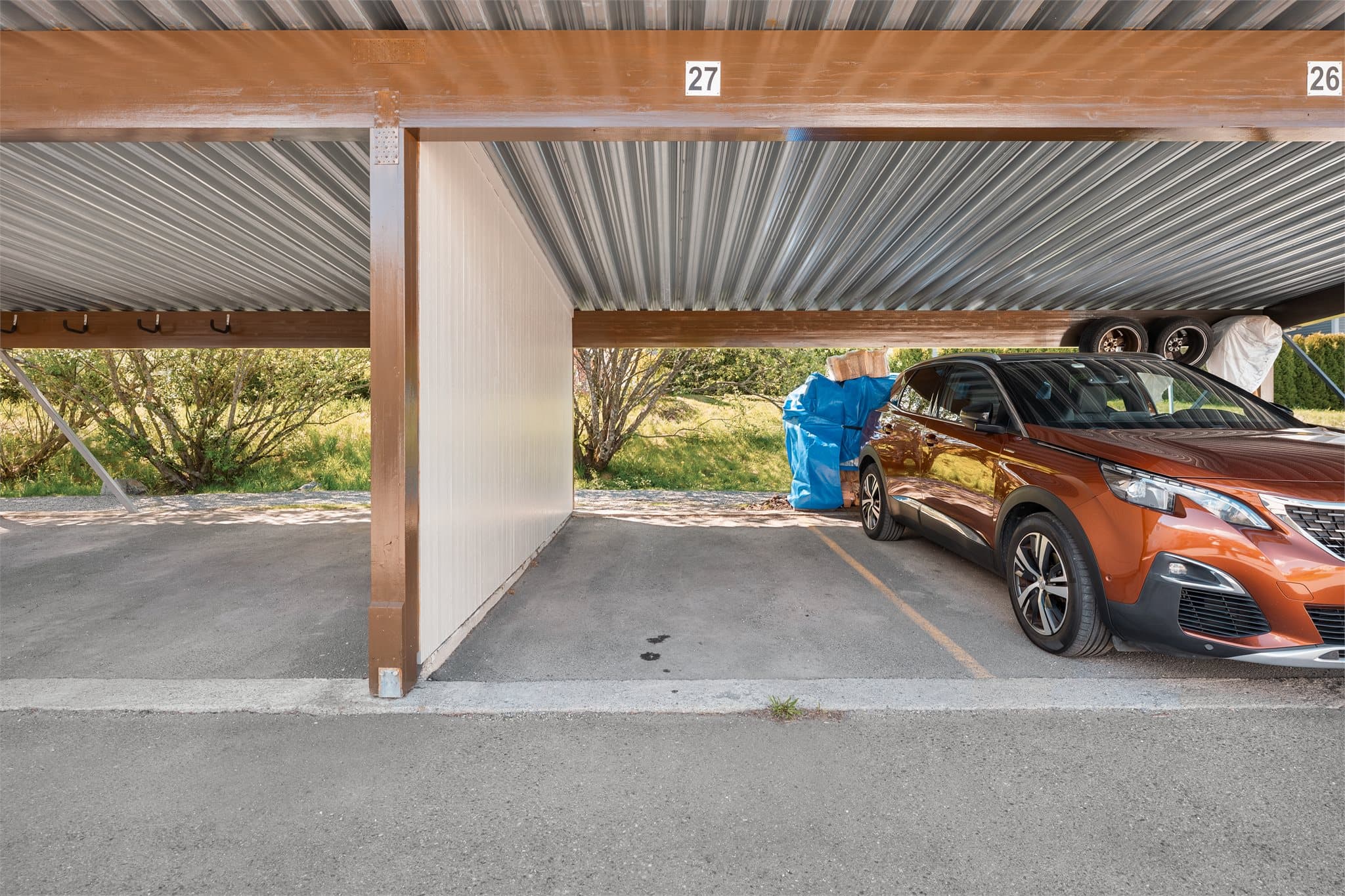 Andelen disponerer én biloppstillingsplass i carport.