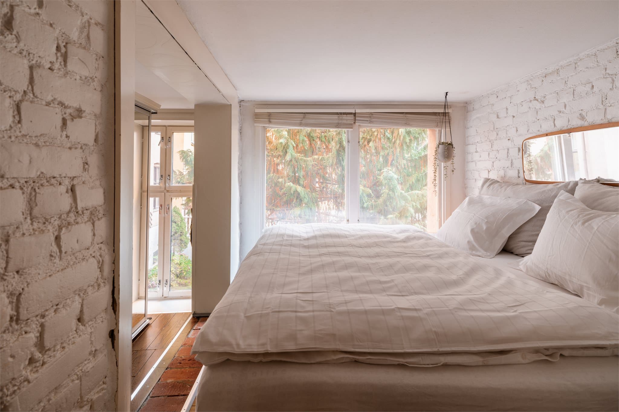 Soverommet er vendt mot den rolige bakgården med vegetasjon som skjuler innsyn.