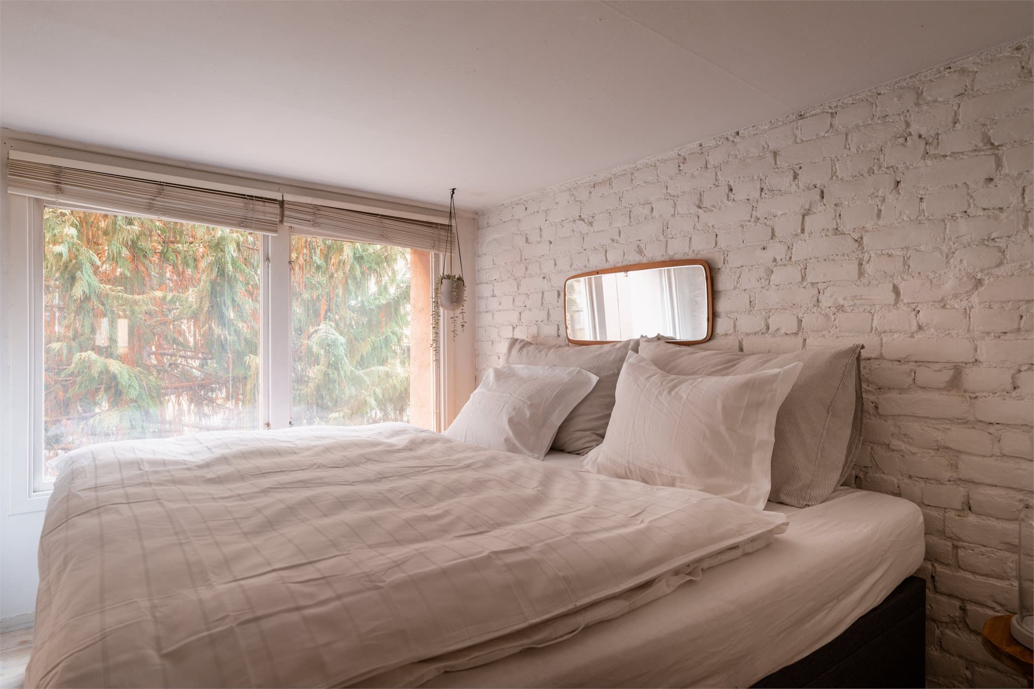 Her er det heltre gulv og lyse overflater som gir en rolig og behagelig atmosfære. Rommet oppleves skjermet og tilbaketrukket, perfekt for en god natts søvn.