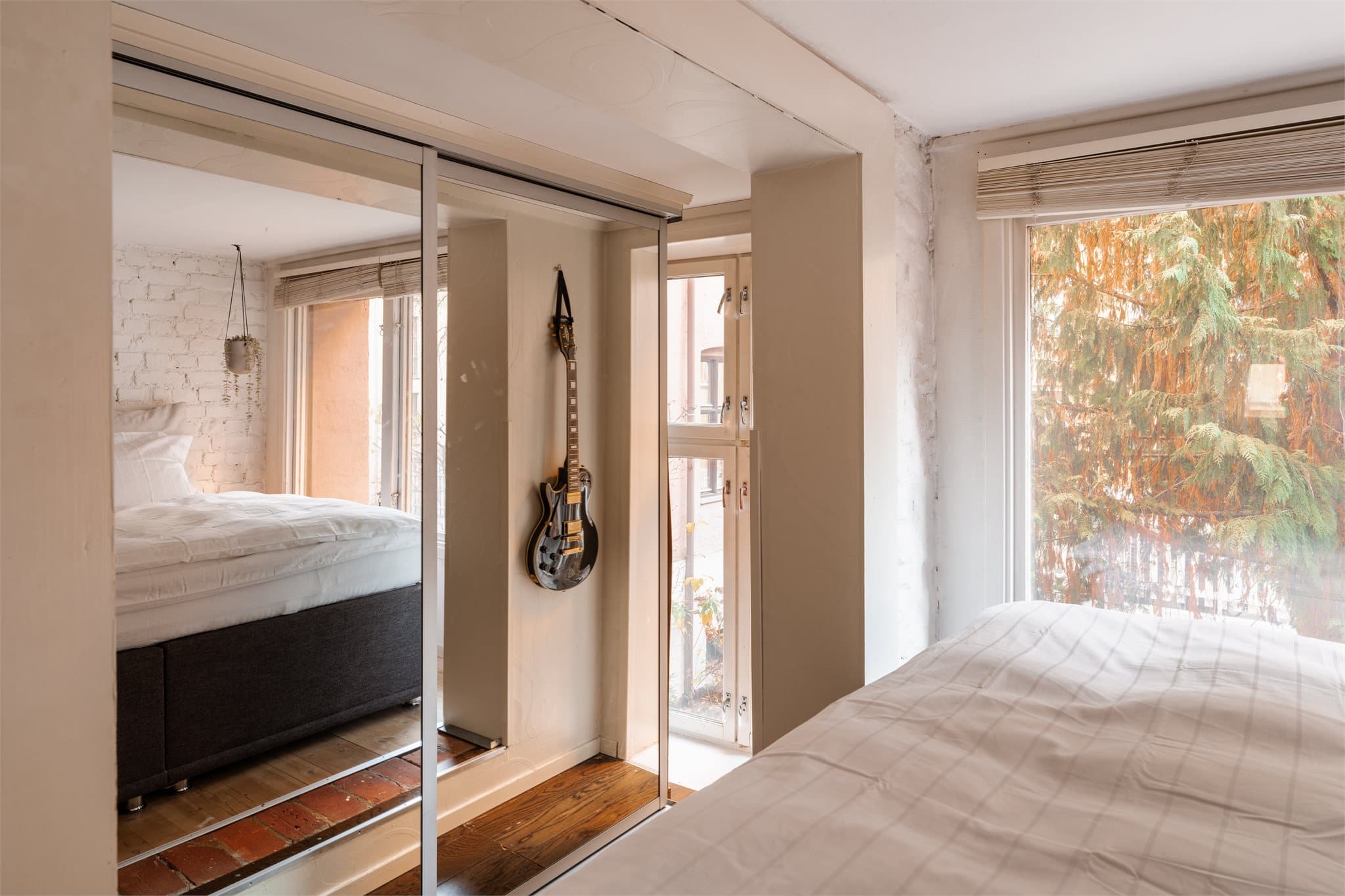 Her har du plass til stor seng og klærne kan oppbevares i tilhørende skyvedørsgarderobe med speil. I gulvet finnes et «hemmelig» rom til oppbevaring at ting du ikke har behov for å bruke hver dag.