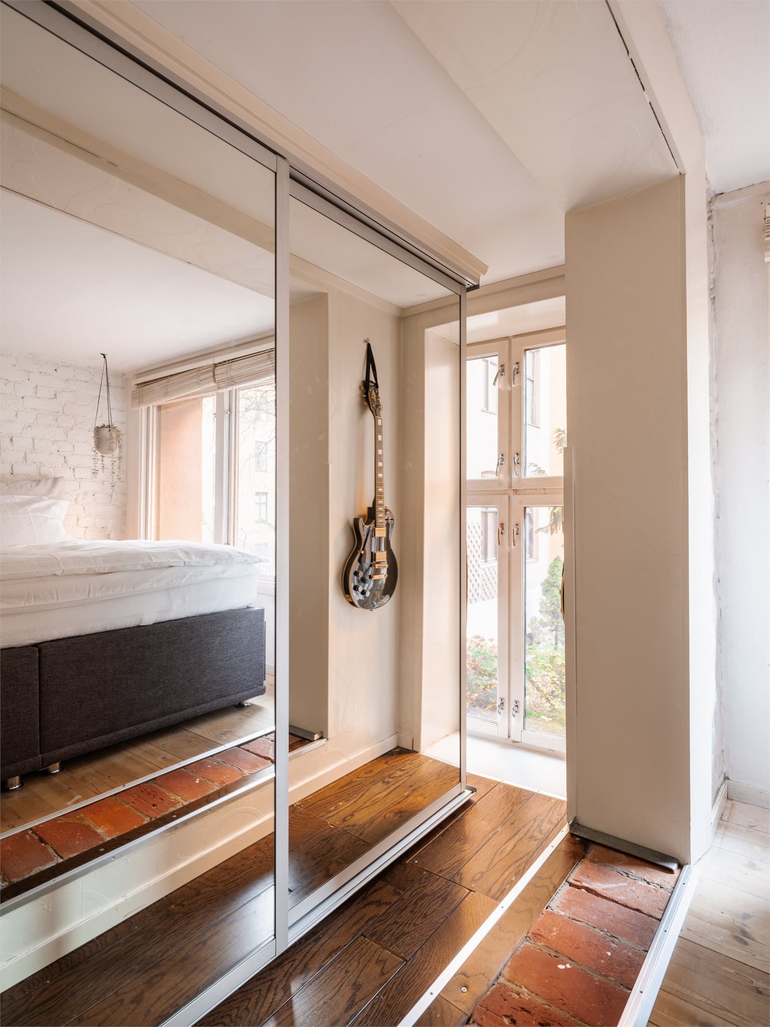 Her har du plass til stor seng og klærne kan oppbevares i tilhørende skyvedørsgarderobe med speil. I gulvet finnes et «hemmelig» rom til oppbevaring at ting du ikke har behov for å bruke hver dag.