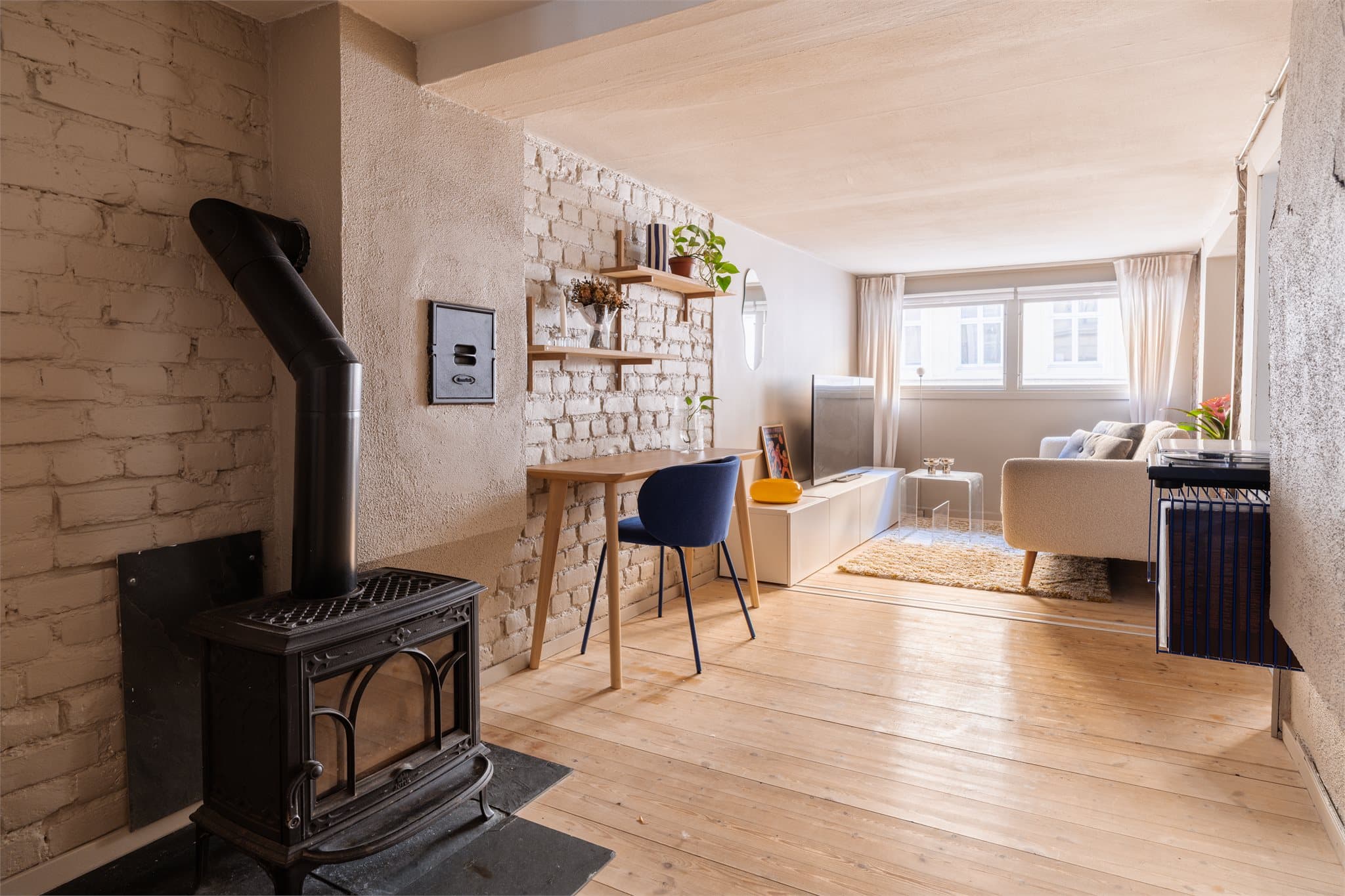 Dette er en sjarmerende og hjemmekoselig 2-roms leilighet i klassisk 1891 bygård midt på beste Løkka!