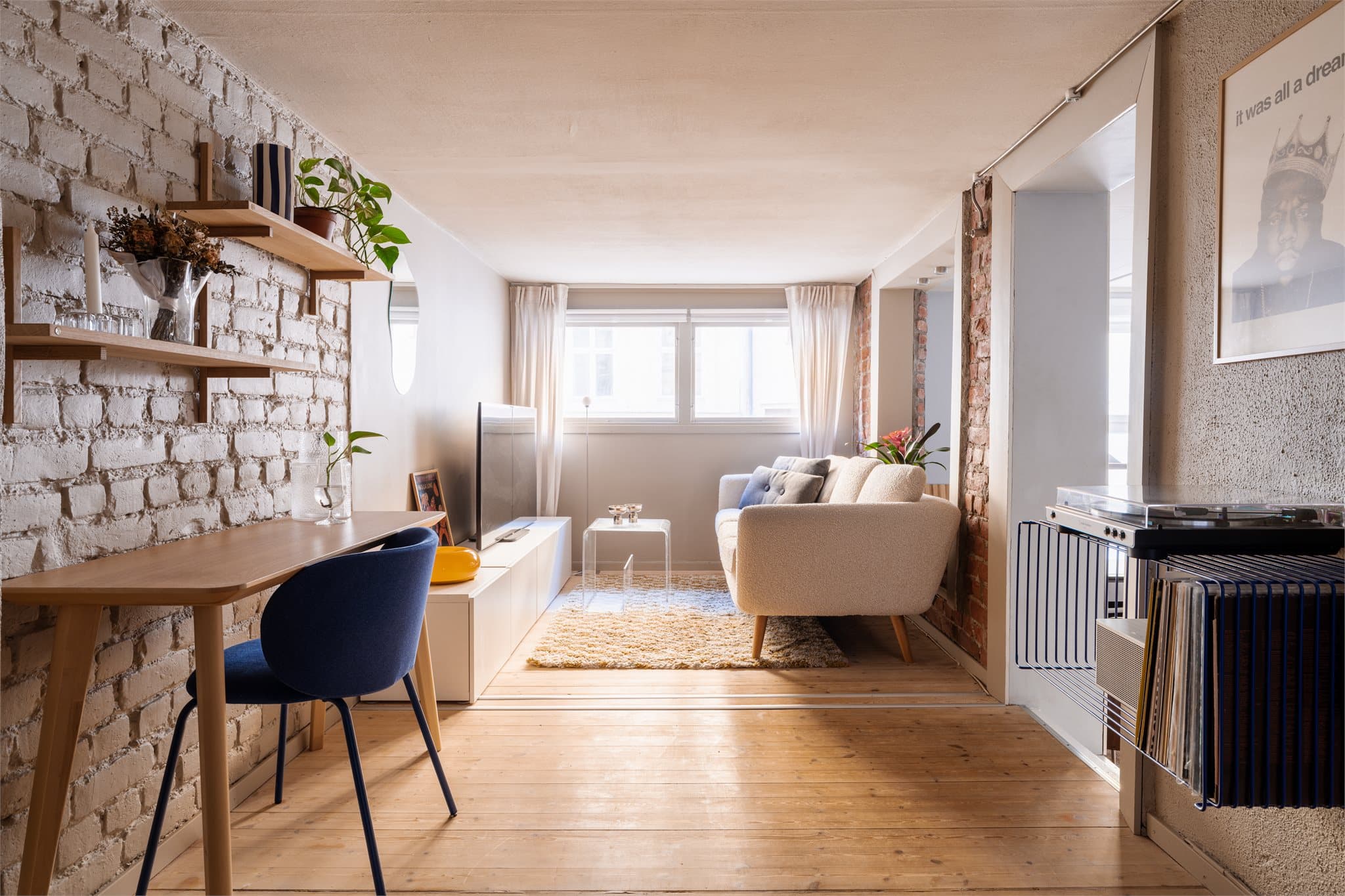 Stuen fremstår som lys og romslig, med store vinduer som gir rikelig med naturlig lys, samtidig som den høye beliggenheten i 1. etasje sørger for minimal innsyn.