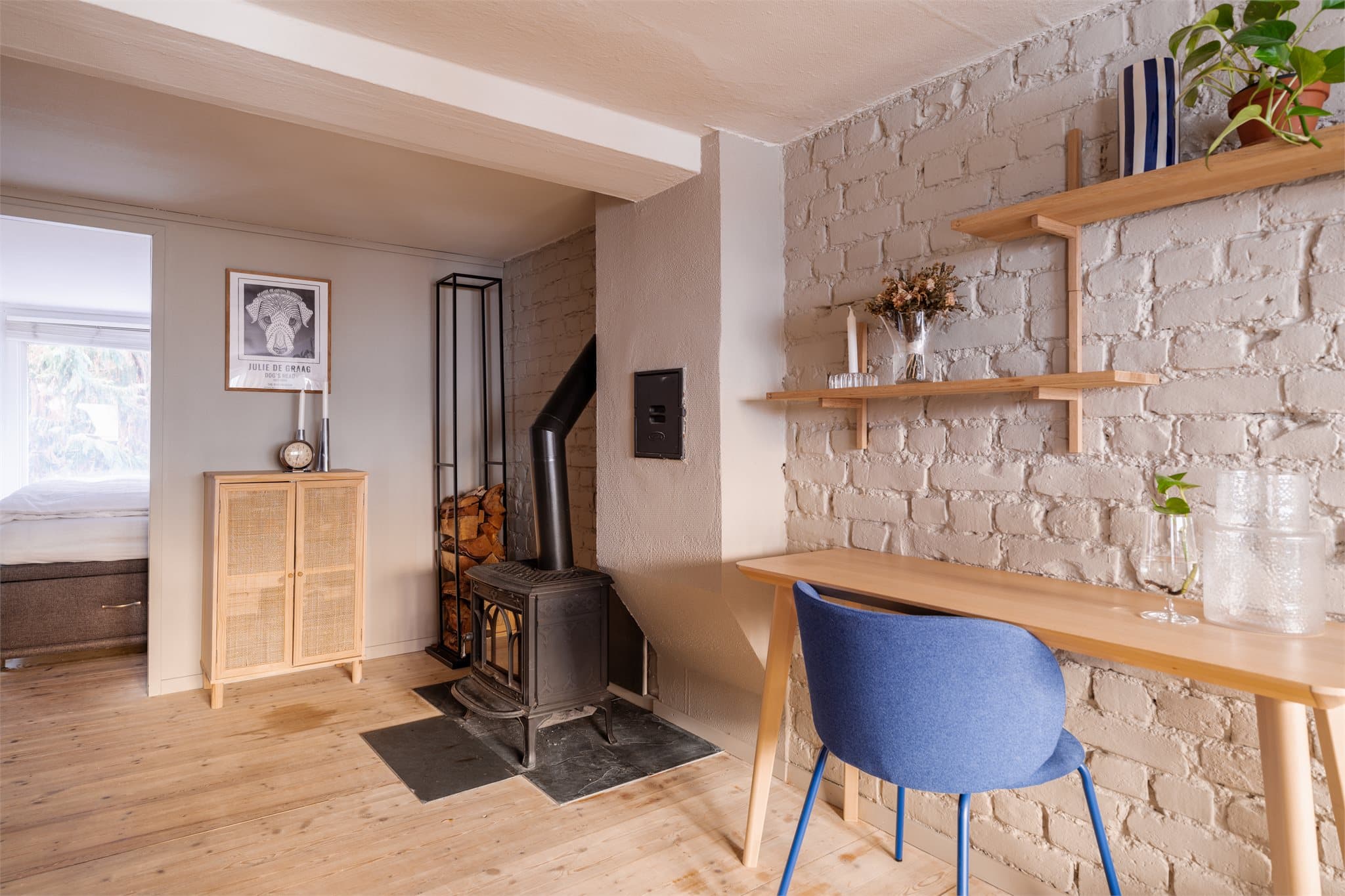 Den smarte planløsningen gjør at stuen ligger en halv etasje opp, noe som skaper en naturlig og luftig avdeling mellom oppholdsrommene.