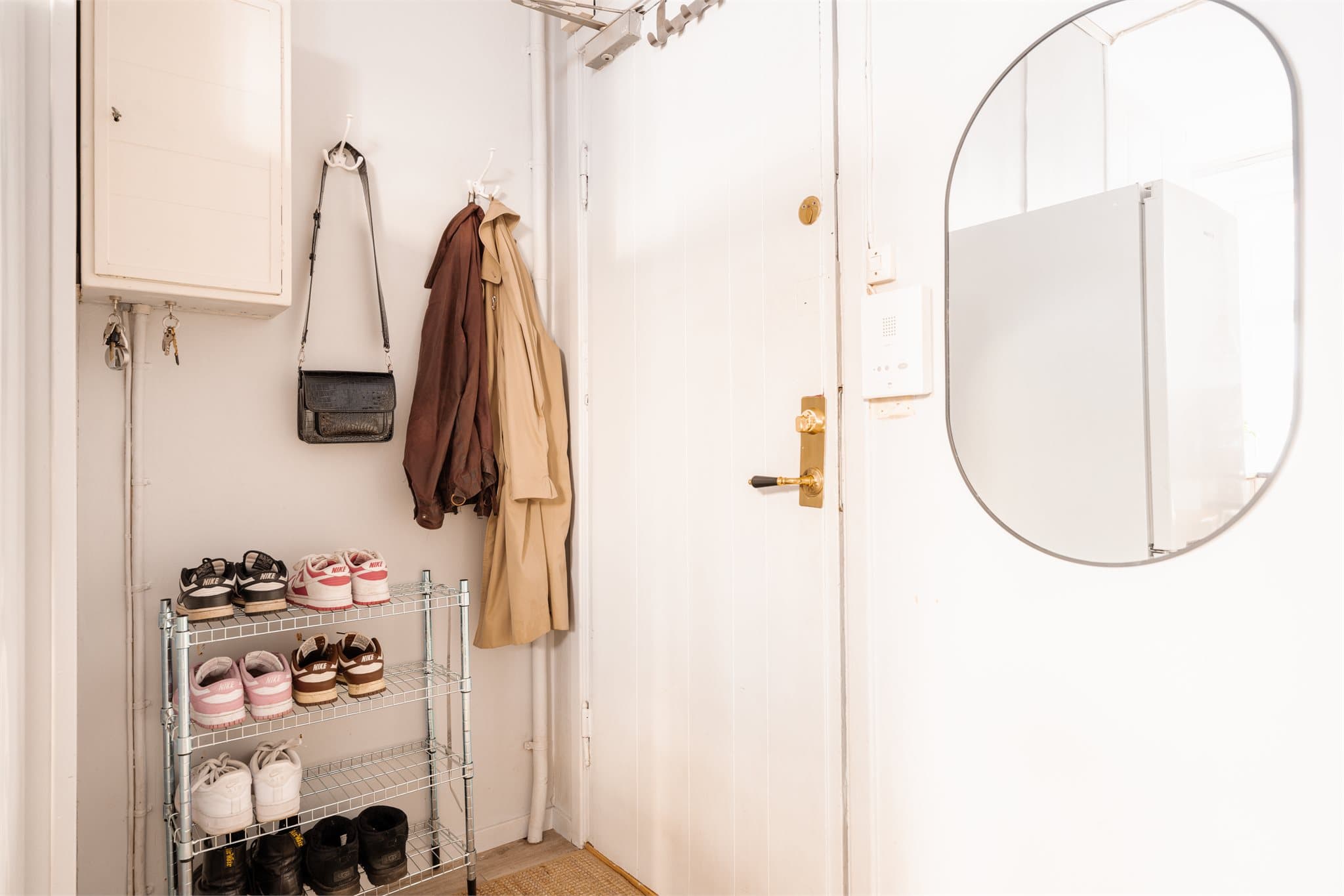I entréen finner man sikringsskapet, i tillegg er det naturlig plass til oppbevaring av yttertøy og sko.