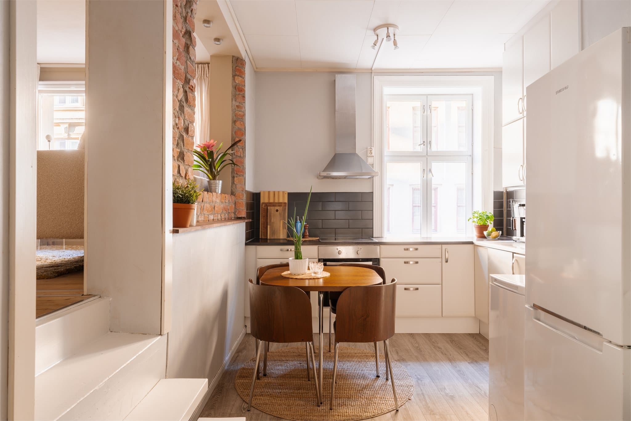 Klassiske detaljer som god takhøyde (2,79m), teglsteinsvegg og rikelig med naturlig lysinnslipp bidrar til en luftig romfølelse med unikt særpreg.